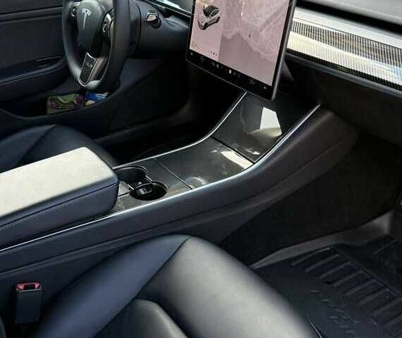 Белый Тесла Модель 3, объемом двигателя 0 л и пробегом 65 тыс. км за 17000 $, фото 3 на Automoto.ua