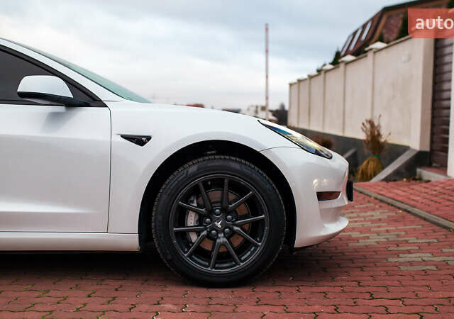 Белый Тесла Модель 3, объемом двигателя 0 л и пробегом 63 тыс. км за 15999 $, фото 9 на Automoto.ua