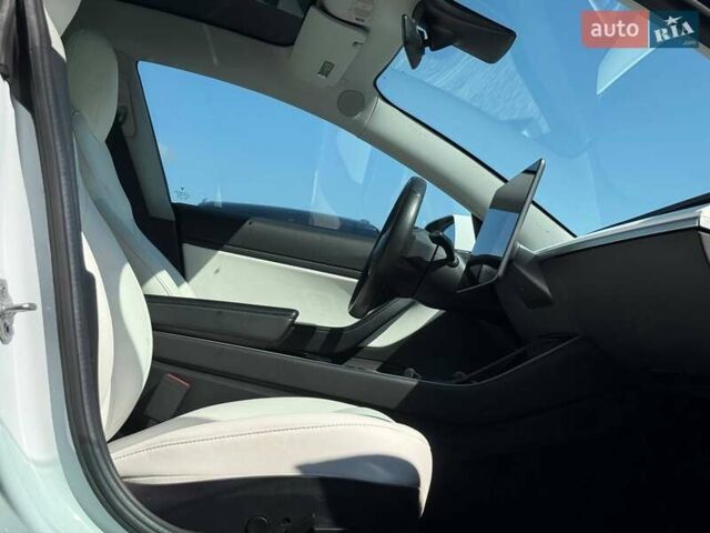 Белый Тесла Модель 3, объемом двигателя 0 л и пробегом 48 тыс. км за 20499 $, фото 45 на Automoto.ua