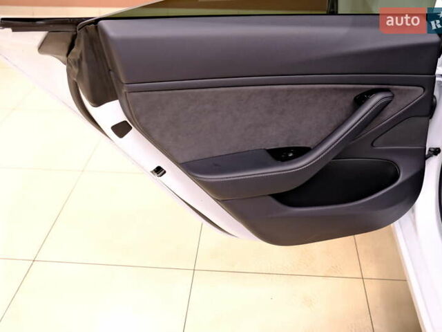 Белый Тесла Модель 3, объемом двигателя 0 л и пробегом 54 тыс. км за 15900 $, фото 29 на Automoto.ua