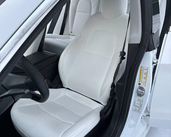 Білий Тесла Модель 3, об'ємом двигуна 0 л та пробігом 96 тис. км за 19000 $, фото 10 на Automoto.ua