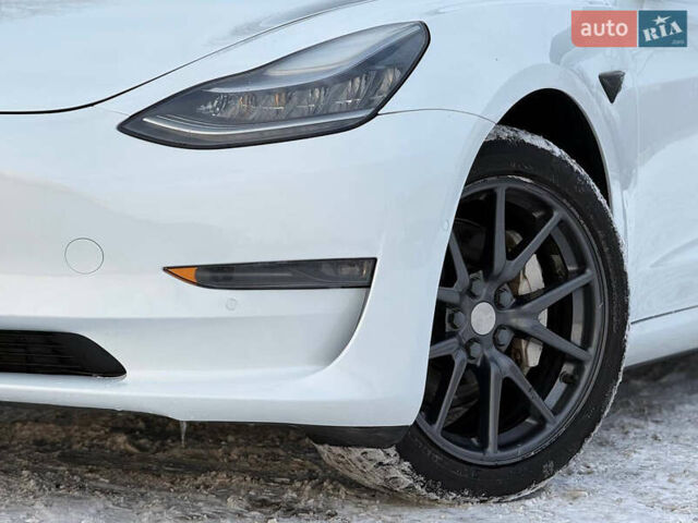 Белый Тесла Модель 3, объемом двигателя 0 л и пробегом 190 тыс. км за 15950 $, фото 4 на Automoto.ua