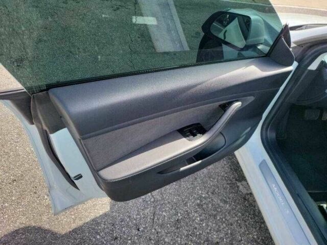 Білий Тесла Модель 3, об'ємом двигуна 0 л та пробігом 49 тис. км за 8300 $, фото 8 на Automoto.ua