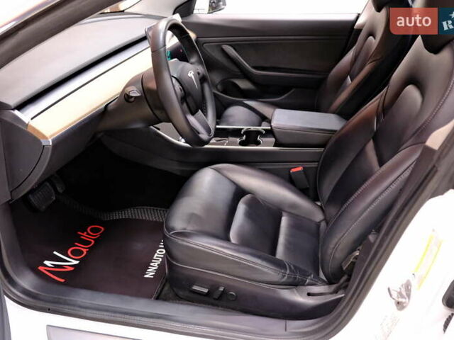 Белый Тесла Модель 3, объемом двигателя 0 л и пробегом 54 тыс. км за 15900 $, фото 26 на Automoto.ua