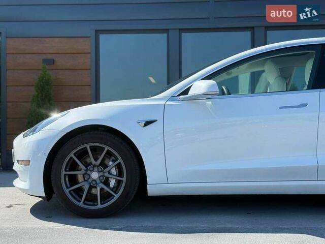 Білий Тесла Модель 3, об'ємом двигуна 0 л та пробігом 67 тис. км за 20499 $, фото 6 на Automoto.ua