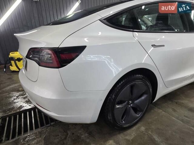 Белый Тесла Модель 3, объемом двигателя 0 л и пробегом 70 тыс. км за 17400 $, фото 3 на Automoto.ua