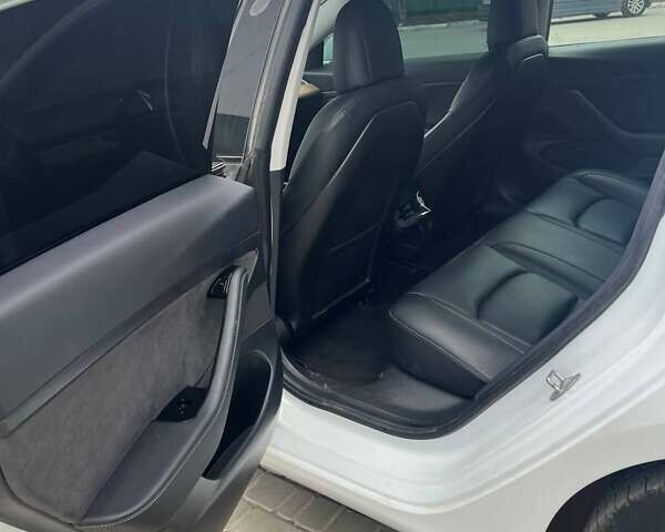 Белый Тесла Модель 3, объемом двигателя 0 л и пробегом 36 тыс. км за 16000 $, фото 4 на Automoto.ua