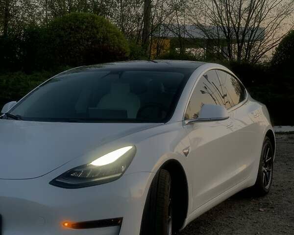 Белый Тесла Модель 3, объемом двигателя 0 л и пробегом 66 тыс. км за 15800 $, фото 9 на Automoto.ua
