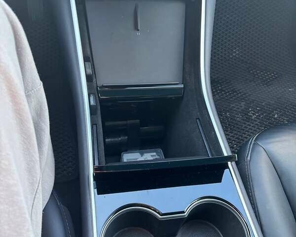 Білий Тесла Модель 3, об'ємом двигуна 0 л та пробігом 92 тис. км за 18600 $, фото 24 на Automoto.ua