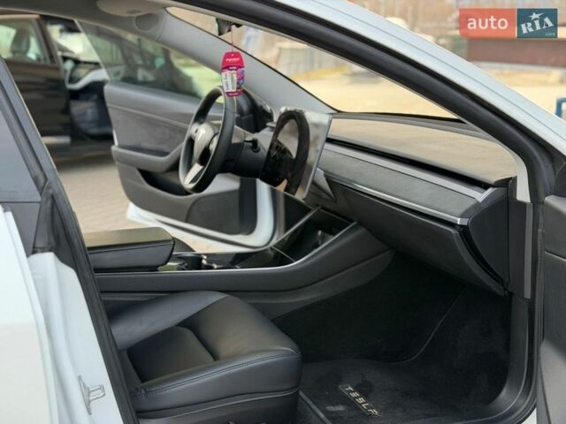 Белый Тесла Модель 3, объемом двигателя 0 л и пробегом 177 тыс. км за 12999 $, фото 19 на Automoto.ua