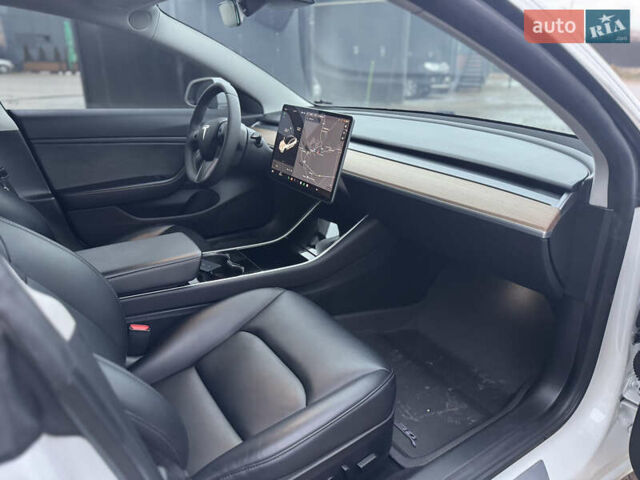 Белый Тесла Модель 3, объемом двигателя 0 л и пробегом 132 тыс. км за 17900 $, фото 41 на Automoto.ua
