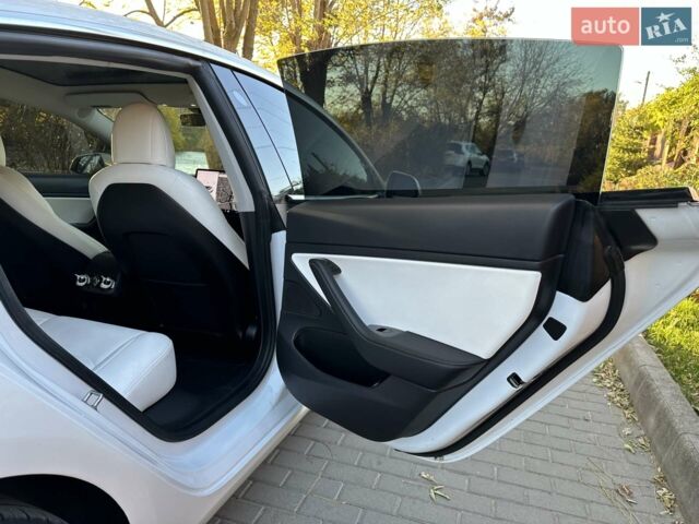 Белый Тесла Модель 3, объемом двигателя 0 л и пробегом 99 тыс. км за 19900 $, фото 23 на Automoto.ua