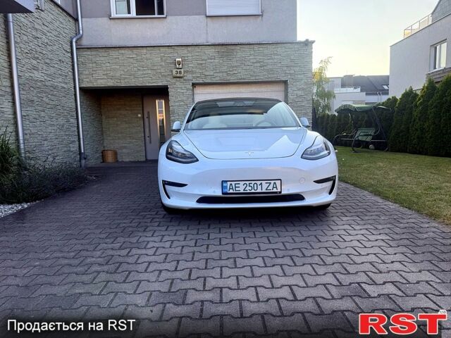 Білий Тесла Модель 3, об'ємом двигуна 0.32 л та пробігом 72 тис. км за 18900 $, фото 3 на Automoto.ua