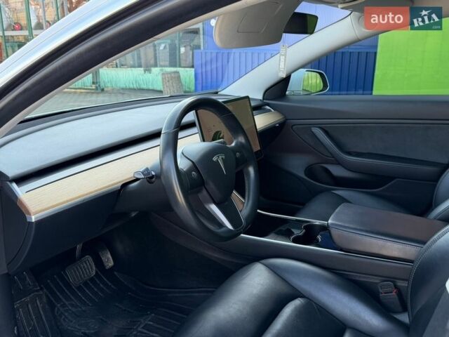 Білий Тесла Модель 3, об'ємом двигуна 0 л та пробігом 88 тис. км за 16999 $, фото 12 на Automoto.ua