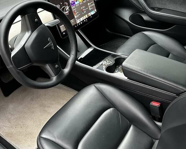Білий Тесла Модель 3, об'ємом двигуна 0 л та пробігом 61 тис. км за 18500 $, фото 20 на Automoto.ua
