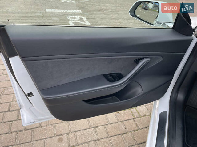 Белый Тесла Модель 3, объемом двигателя 0 л и пробегом 120 тыс. км за 17000 $, фото 30 на Automoto.ua