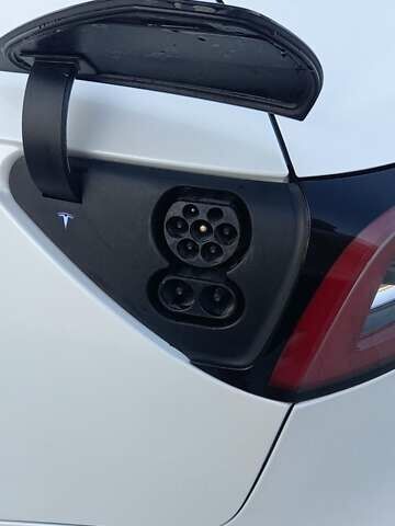 Белый Тесла Модель 3, объемом двигателя 0 л и пробегом 75 тыс. км за 25799 $, фото 4 на Automoto.ua