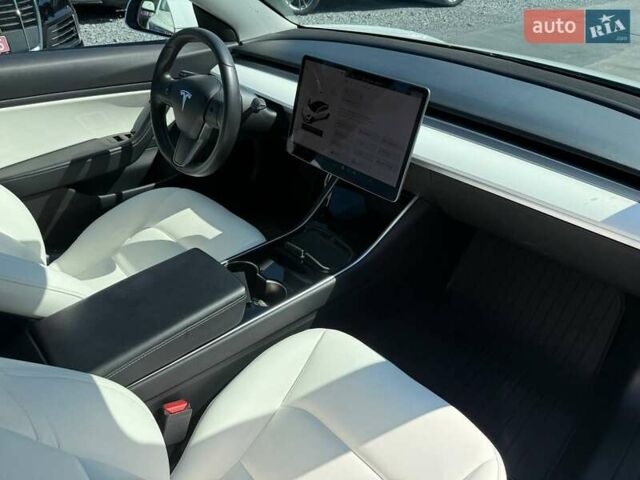 Белый Тесла Модель 3, объемом двигателя 0 л и пробегом 48 тыс. км за 20499 $, фото 48 на Automoto.ua