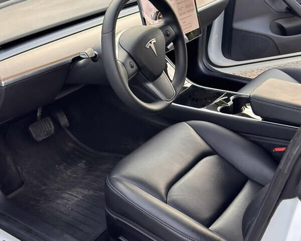 Белый Тесла Модель 3, объемом двигателя 0 л и пробегом 32 тыс. км за 21500 $, фото 28 на Automoto.ua