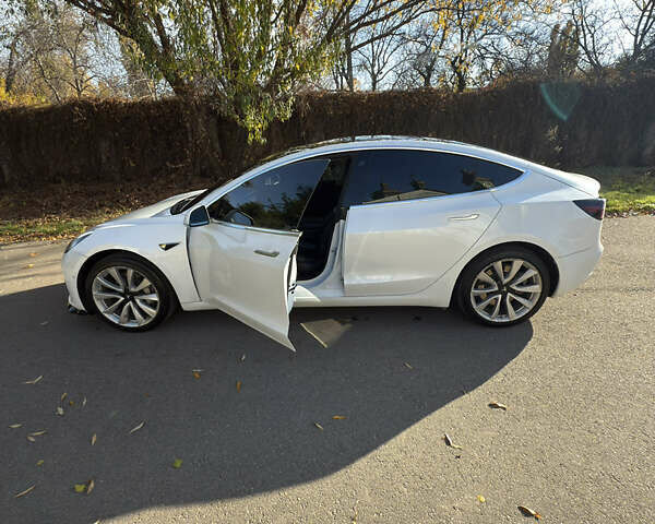 Белый Тесла Модель 3, объемом двигателя 0 л и пробегом 114 тыс. км за 16000 $, фото 2 на Automoto.ua