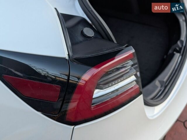 Белый Тесла Модель 3, объемом двигателя 0 л и пробегом 120 тыс. км за 19800 $, фото 44 на Automoto.ua