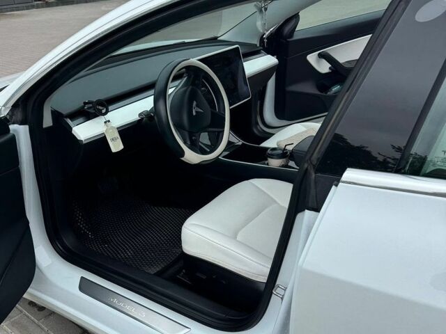 Білий Тесла Модель 3, об'ємом двигуна 0 л та пробігом 38 тис. км за 17500 $, фото 8 на Automoto.ua