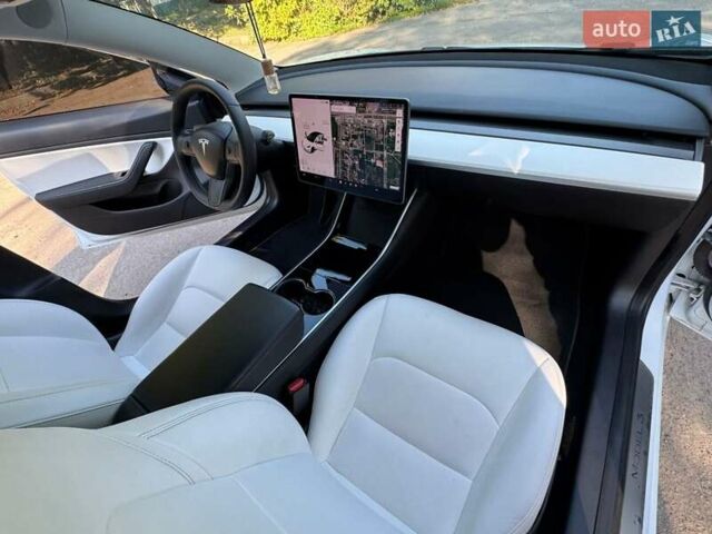 Белый Тесла Модель 3, объемом двигателя 0 л и пробегом 12 тыс. км за 18300 $, фото 24 на Automoto.ua