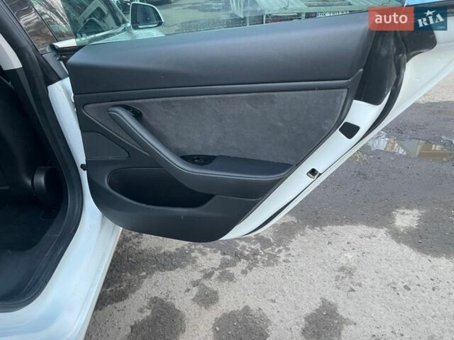 Белый Тесла Модель 3, объемом двигателя 0 л и пробегом 160 тыс. км за 11500 $, фото 16 на Automoto.ua