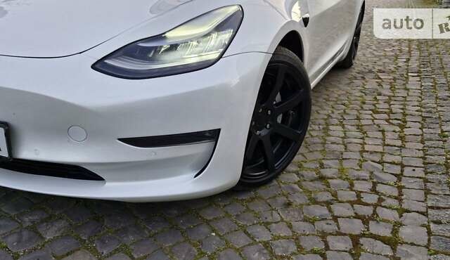 Белый Тесла Модель 3, объемом двигателя 0 л и пробегом 75 тыс. км за 25799 $, фото 20 на Automoto.ua