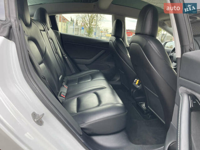 Белый Тесла Модель 3, объемом двигателя 0 л и пробегом 120 тыс. км за 17000 $, фото 41 на Automoto.ua