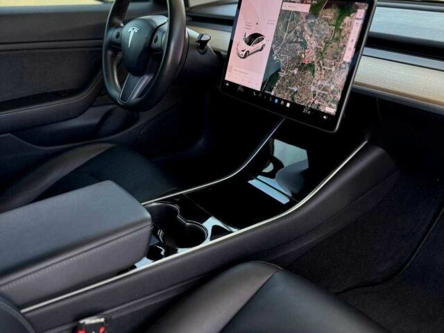 Белый Тесла Модель 3, объемом двигателя 0 л и пробегом 77 тыс. км за 21499 $, фото 23 на Automoto.ua