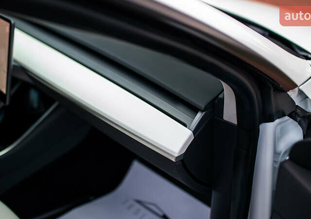 Белый Тесла Модель 3, объемом двигателя 0 л и пробегом 63 тыс. км за 15999 $, фото 47 на Automoto.ua