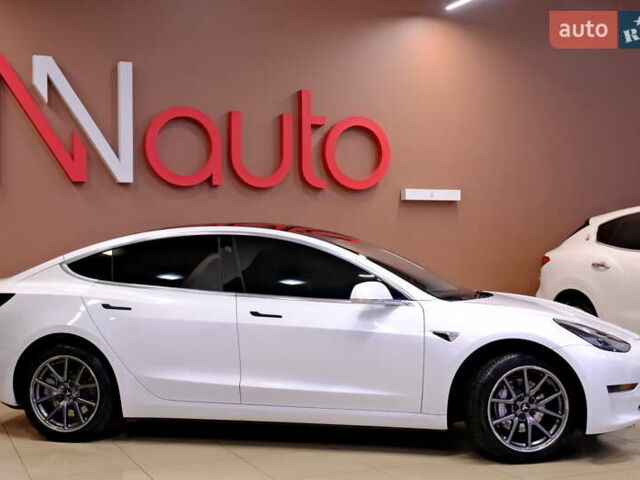 Белый Тесла Модель 3, объемом двигателя 0 л и пробегом 54 тыс. км за 15900 $, фото 7 на Automoto.ua