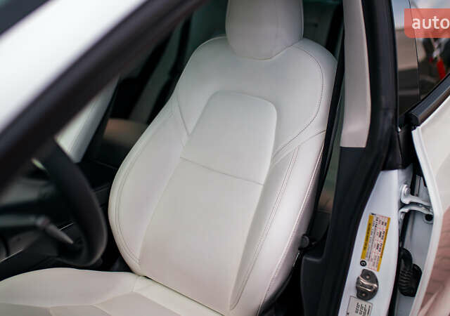 Белый Тесла Модель 3, объемом двигателя 0 л и пробегом 63 тыс. км за 15999 $, фото 55 на Automoto.ua