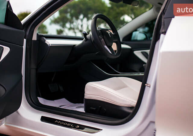 Белый Тесла Модель 3, объемом двигателя 0 л и пробегом 63 тыс. км за 15999 $, фото 52 на Automoto.ua