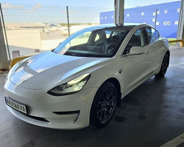 Белый Тесла Модель 3, объемом двигателя 0 л и пробегом 130 тыс. км за 23999 $, фото 1 на Automoto.ua