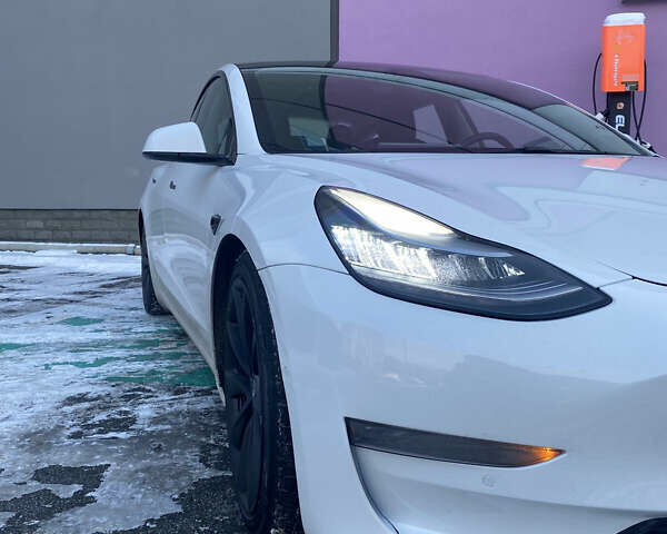 Белый Тесла Модель 3, объемом двигателя 0 л и пробегом 32 тыс. км за 32800 $, фото 1 на Automoto.ua