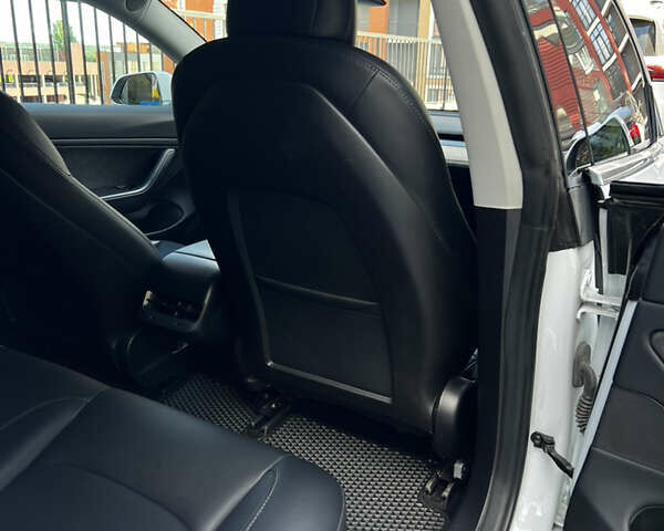 Белый Тесла Модель 3, объемом двигателя 0 л и пробегом 71 тыс. км за 22700 $, фото 24 на Automoto.ua