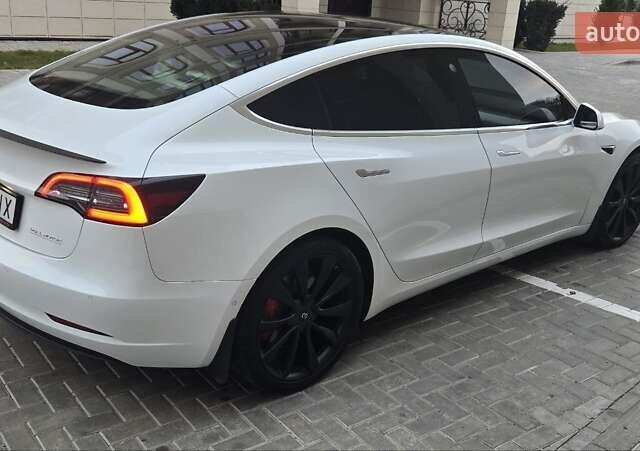 Белый Тесла Модель 3, объемом двигателя 0 л и пробегом 54 тыс. км за 21000 $, фото 2 на Automoto.ua