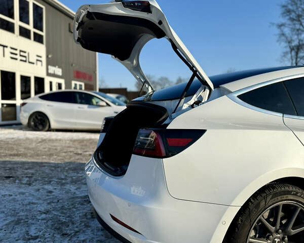 Белый Тесла Модель 3, объемом двигателя 0 л и пробегом 112 тыс. км за 18900 $, фото 15 на Automoto.ua