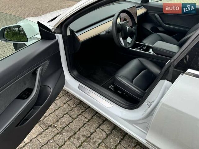 Белый Тесла Модель 3, объемом двигателя 0 л и пробегом 98 тыс. км за 18500 $, фото 4 на Automoto.ua