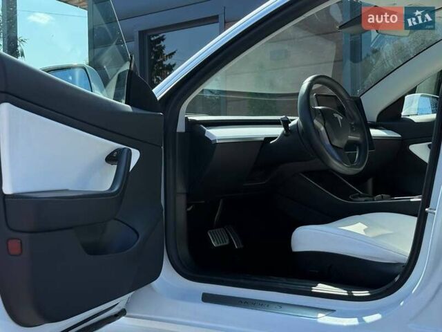 Белый Тесла Модель 3, объемом двигателя 0 л и пробегом 48 тыс. км за 20499 $, фото 14 на Automoto.ua