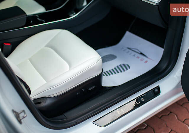 Белый Тесла Модель 3, объемом двигателя 0 л и пробегом 63 тыс. км за 15999 $, фото 41 на Automoto.ua