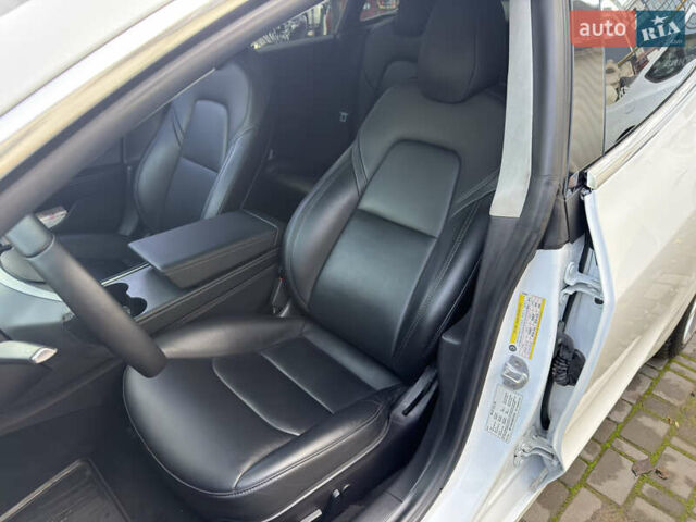 Белый Тесла Модель 3, объемом двигателя 0 л и пробегом 71 тыс. км за 15800 $, фото 3 на Automoto.ua