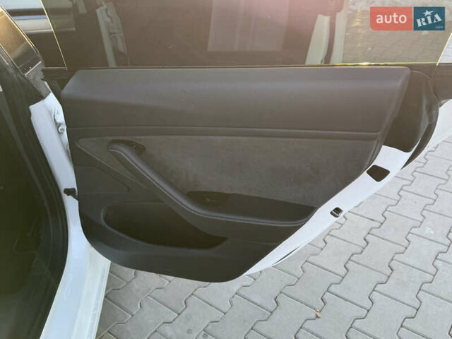 Білий Тесла Модель 3, об'ємом двигуна 0 л та пробігом 74 тис. км за 16500 $, фото 47 на Automoto.ua