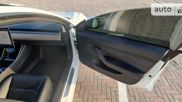 Белый Тесла Модель 3, объемом двигателя 0 л и пробегом 100 тыс. км за 19600 $, фото 9 на Automoto.ua