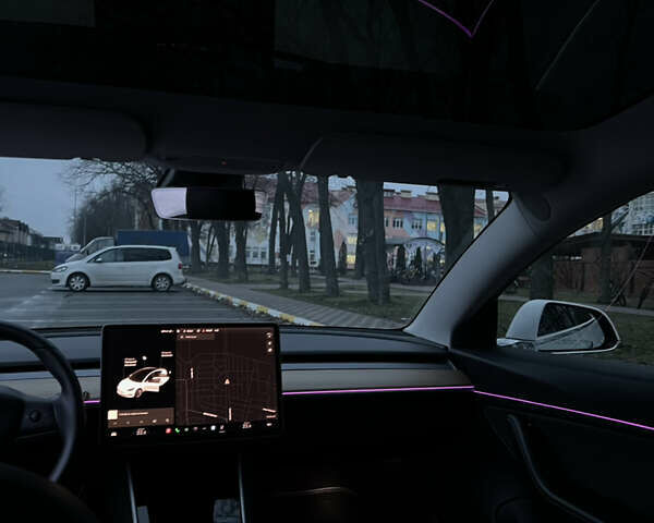 Білий Тесла Модель 3, об'ємом двигуна 0 л та пробігом 76 тис. км за 20500 $, фото 9 на Automoto.ua