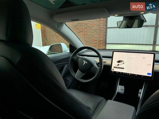 Белый Тесла Модель 3, объемом двигателя 0 л и пробегом 31 тыс. км за 32600 $, фото 35 на Automoto.ua