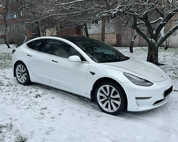Белый Тесла Модель 3, объемом двигателя 0 л и пробегом 49 тыс. км за 17000 $, фото 2 на Automoto.ua