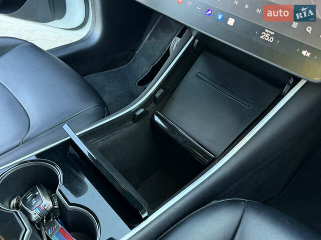 Білий Тесла Модель 3, об'ємом двигуна 0 л та пробігом 74 тис. км за 16500 $, фото 43 на Automoto.ua